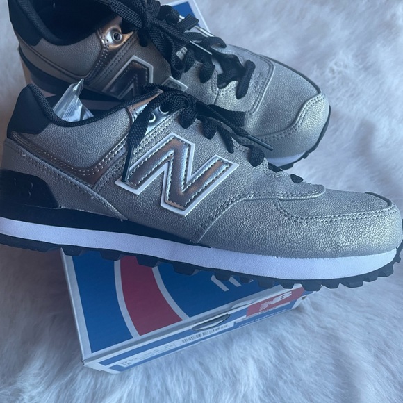 New Balance classics traditionnels Metallic Silver and Black Shoes - Picture 1 of 8